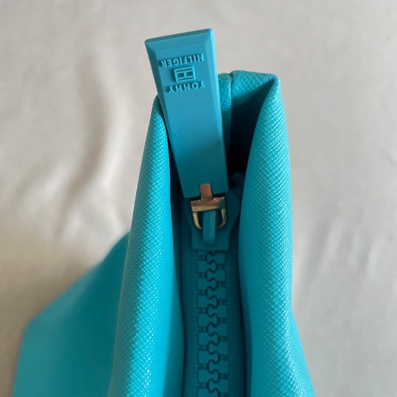 Set of Tommy Hilfiger/Shiseido Aquamarine Beach Tote with 3 Accessory Bags - Picture 7 of 13